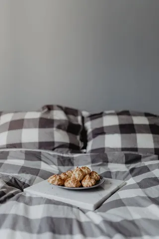 地毯上的蓝色枕头