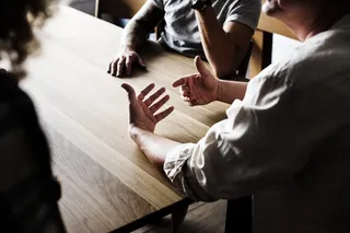 坐在木桌前的人