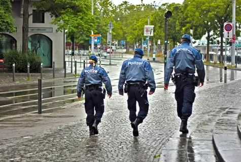 三、警察、步行、黑人、道路、城市、警察、街道 三、警察、步行、黑人、道路、城市、警察、街道