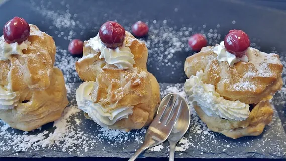 三,蛋糕,旁边,灰色,钢勺,叉子,奶油酥饼,糕点 三,蛋糕,旁边,灰色,钢勺,叉子,奶油酥饼,糕点