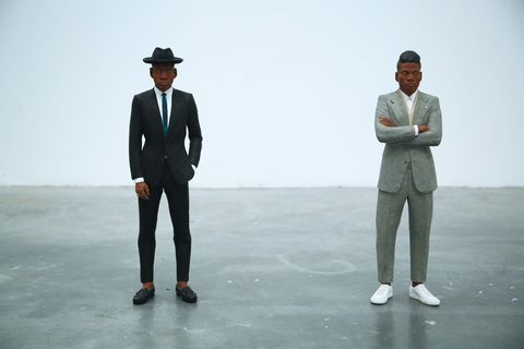 身穿灰色西装夹克的男子