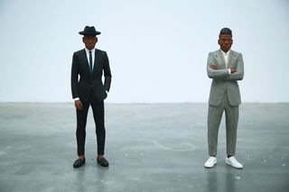 身穿灰色西装夹克的男子