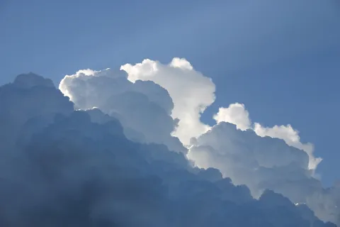 白,云,天,阳光,云天,宁静,自然之美,宁静的景色 白,云,天,阳光,云天,宁静,自然之美,宁静的景色