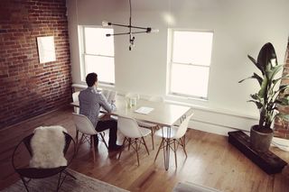 男人, 长袖, 衬衫看书, 坐, 旁边, 餐桌, 家伙, 人