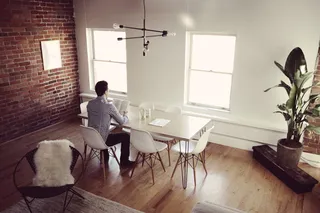 男人, 长袖, 衬衫看书, 坐, 旁边, 餐桌, 家伙, 人