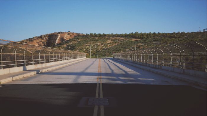道路、路面、天桥、链环、围栏、山丘、天空、晴空