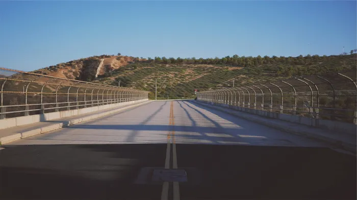道路、路面、天桥、链环、围栏、山丘、天空、晴空
