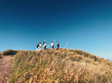 四个人站在山上