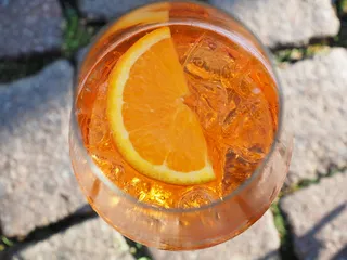 aperol spritz，玻璃，饮料，酒精，鸡尾酒，点心，酒精，橙色