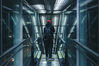 站在自动扶梯上的人