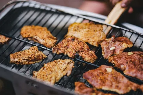 烤架上的猪肉和香肠 烤架上的猪肉和香肠