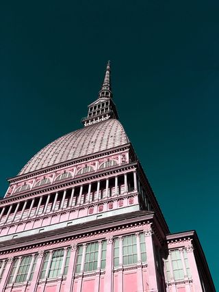 蓝天下的白色和粉色混凝土建筑