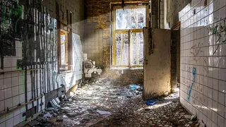 房子，废弃的，窗户，旧的，破碎的，阳光，光线，废墟