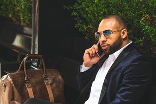 穿蓝色西装的男子接听电话