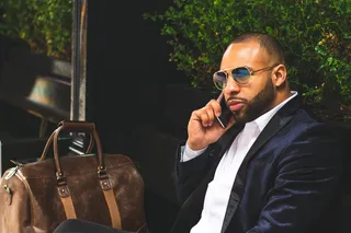 穿蓝色西装的男子接听电话