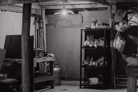 货架和瓶子的灰度照片