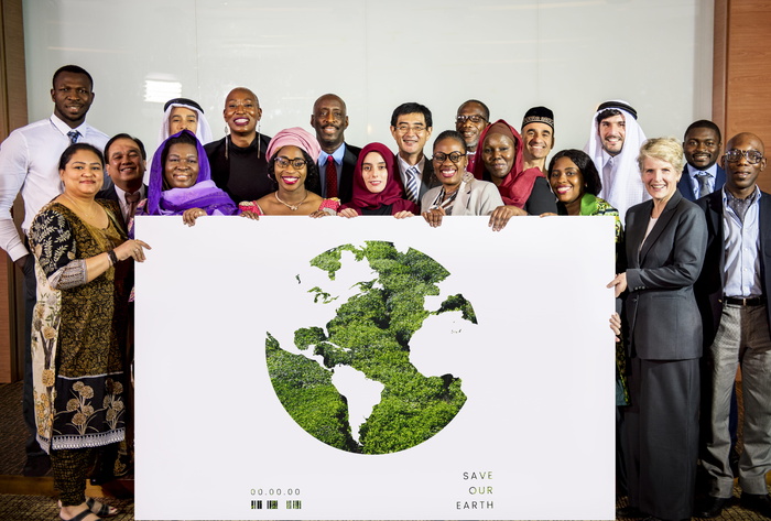 一群人举着拯救地球的海报