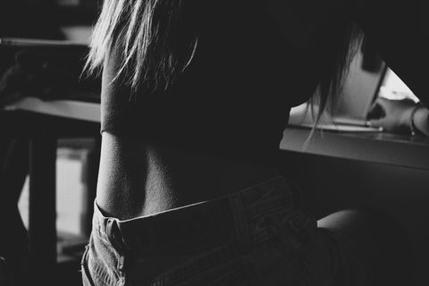 背部，人，人，颈部，皮肤，腹部，臀部，轮廓