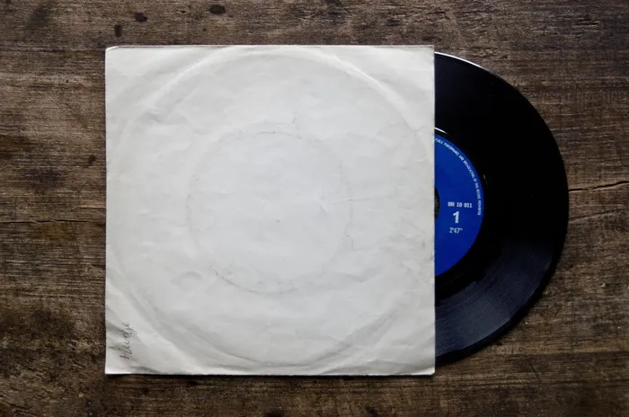 黑色、蓝色、乙烯基唱片、棕色、木质、顶部、黑色和蓝色、蓝色乙烯基唱片