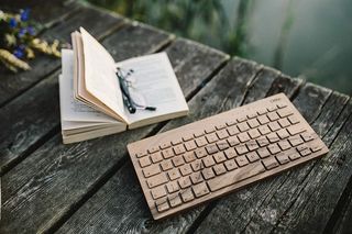 木制键盘上的男性手