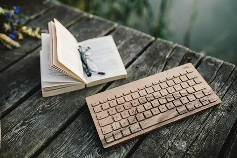 木制键盘上的男性手 木制键盘上的男性手
