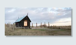 木棚子，围栏周围有草