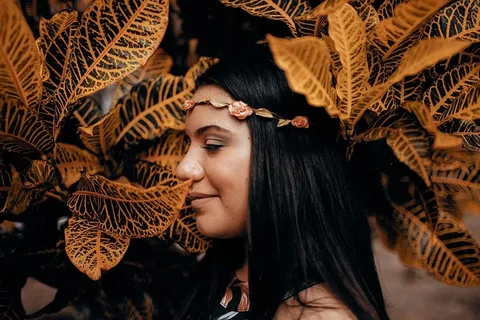 站在黄叶下的女人 站在黄叶下的女人