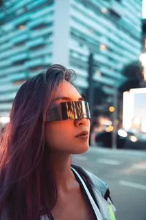 戴墨镜的女人在大楼附近行走 戴墨镜的女人在大楼附近行走