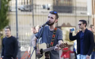 男人，男人，人，年轻人，人，街道，唱歌，吉他