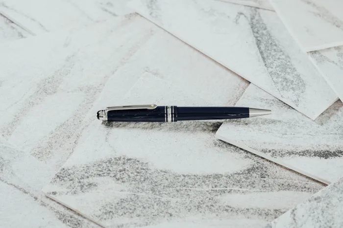 白纸上的黑色扭笔