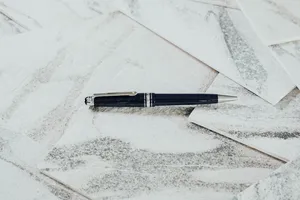 白纸上的黑色扭笔