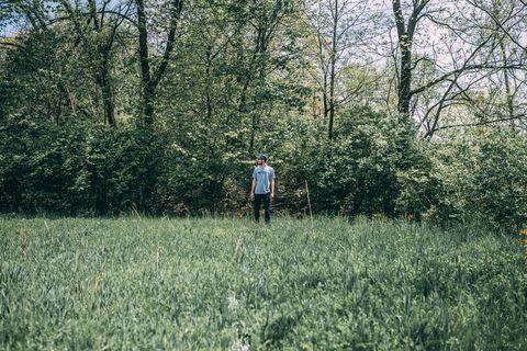 一个人站在草地上的照片