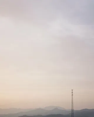 灰色公共设施柱、天线、镜头、电力、传输、柱、自然、景观