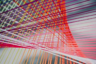 缠绕的弦的特写照片