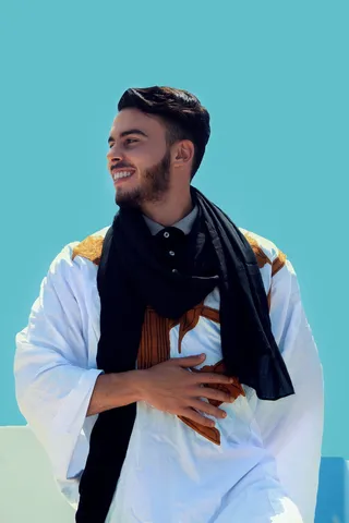 男子披着黑色披肩摸肚子