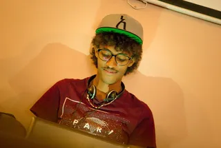 身穿栗色衬衫和帽子的男子