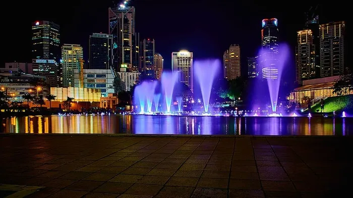城市天际线，夜间，紫色，水，喷泉，正面，城市，夜晚