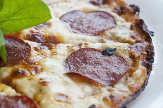 烤披萨、披萨、香肠、肉、沙拉、奶酪、切达干酪、热的