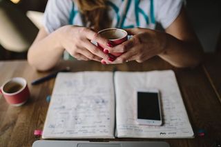 在咖啡馆工作的年轻女子
