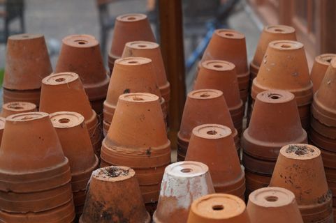 花盆，花盆，花盆，花盆，没有人，一大群物体，棕色，聚焦前景