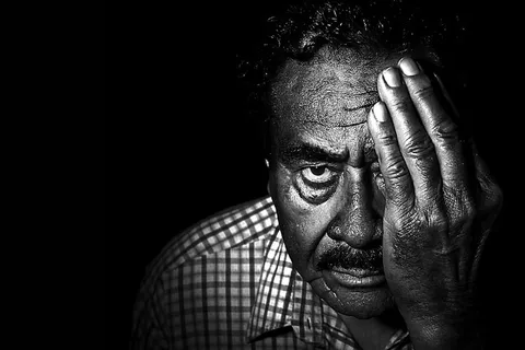 一张覆盖左眼的灰色衬衫领子照片 一张覆盖左眼的灰色衬衫领子照片