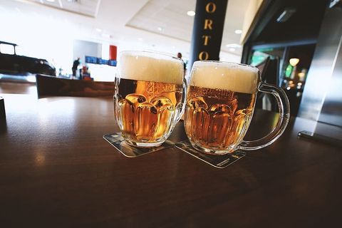 木桌上放着两杯啤酒