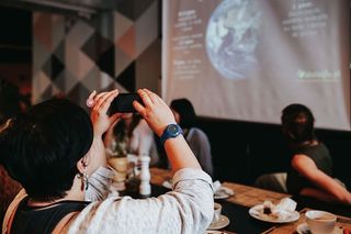 人们在房间里看演讲