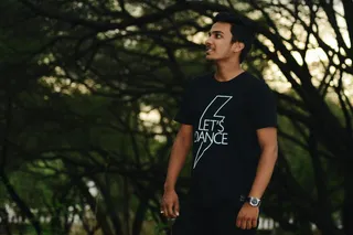 男子身穿印有Let’s Dance印花的黑色圆领衬衫