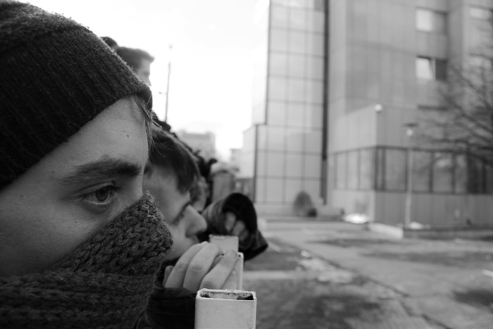 灰度摄影，人物，钢铁路障，故意破坏，黑白，故意破坏，危险，男性