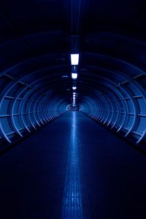 打开灯的空走廊