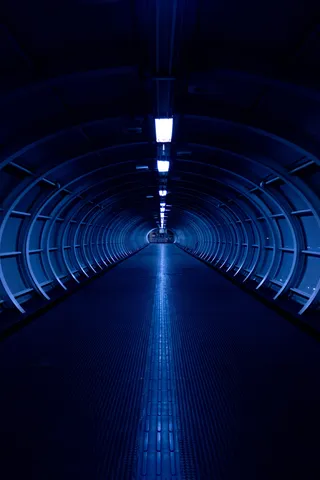 打开灯的空走廊