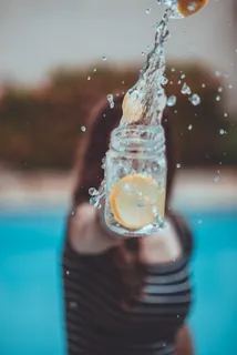 梅森罐内柠檬片