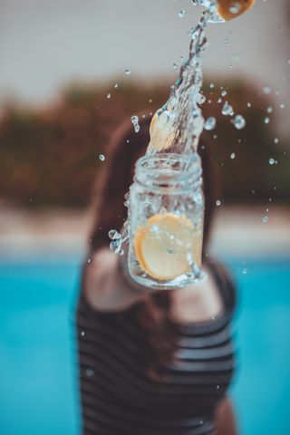 梅森罐内柠檬片