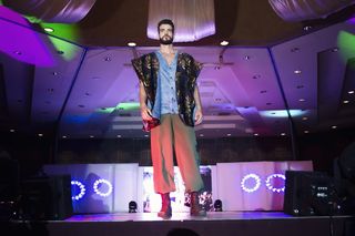 站在舞台上的男人